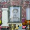 여전히 바뀌지 않은 현실-21주년 ‘세계 이주노동자의 날’ 기념대회에서 지난해 12월 한파 속 비닐하우스 숙소에서 사망한 캄보디아 여성 이주노동자 속헹 씨를 추모하고 있다. 