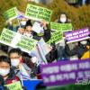 -올해로 21년째를 맞은 ‘세계 이주노동자의 날’을 기념하며 12월 19일 서울 보신각에서 이주노동자들이 집회를 열고 인종차별 철폐, 모든 이주민의 권리 보장 등을 요구하고 있다.