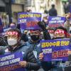-전국택배노조 소속 CJ대한통운 택배노동자들이 12월 20일 서울 중구 CJ대한통운 본사 앞에서 파업 결의대회를 열고 있다.