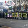 -파업 4일차인 12월 31일 전국택배노조 CJ대한통운본부 노동자들이 파업 결의대회를 열고 가두행진을 하고 있다. 
