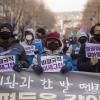 -2월 19일 비정규직 노동자 수백 명이 서울 도심에서 비정규직 차별 철폐 등을 요구하며 가두행진을 하고 있다. 