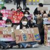 -기후 운동가 그레타 툰베리의 제안으로 시작된 ‘국제 기후 파업의 날’을 맞아 청소년기후행동이 3월 25일 서울 광화문에서 집회를 열고 기후위기 대책 마련을 촉구하고 있다.