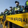 -장애인차별철폐의날을 맞아 4월 20일 오후 서울 여의도 이룸센터 앞에서 열린 ‘장애인 권리 보장 촉구 결의대회’ 장소를 경찰이 에워싸고 있다. 