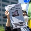 -‘2022년 세계 노동절 서울 대회’ 가 열린 세종대로 인근에서 <노동자 연대> 신문 지지자들이 신문을 판매하고 있다.