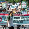 - ‘전쟁을 멈춰라! 국제공동행동’ 참가자들이 러시아 침공, 서방의 확전 시도, 한국 정부의 개입을 반대하며 서울 도심을 행진하고 있다.