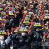 -5월 28일 서울 숭례문 앞에서 화물 노동자 1만 2000여 명이 총파업 결의대회를 열고 있다.