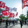 -화물 노동자들이 총파업 깃발을 들고 서울 도심을 가두행진하고 있다.