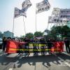 -화물 노동자들이 총파업 깃발을 들고 서울 도심을 가두행진하고 있다.