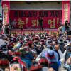 -오늘부터 파업에 들어간 화물연대가 6월 7일 오전 의왕ICD 제1터미널 앞에서 서울경기지역 파업 출정식을 열고 있다. 