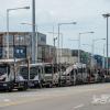 -화물연대가 파업에 들어간 6월 7일 오후 평택항 앞 도로에 파업에 참여한 트럭들이 줄지어 서 있다. 