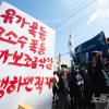 -오늘부터 파업에 들어간 화물연대가 6월 7일 오전 의왕ICD 제1터미널 앞에서 서울경기지역 파업 출정식을 열고 있다. 
