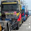 -화물연대가 파업에 들어간 6월 7일 오후 평택항 앞 도로에 파업에 참여한 트럭들이 줄지어 서 있다. 
