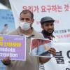 -7월 22일 오후 여의도 국회 앞에서 이집트 난민 가족들과 이들에 연대하는 한국인들이 함께 난민 인정을 요구하며 팻말 시위를 하고 있다.