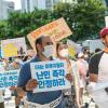-이집트 난민들과 이들을 지지하는 한국인들이 국가인권위를 향해 행진하고 있다.