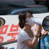 -이집트 난민들과 이들을 지지하는 한국인들이 국가인권위 앞에서 함께 구호를 외치고 있다.