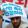 -이집트 난민들과 이들을 지지하는 한국인들이 국가인권위 앞에서 함께 구호를 외치고 있다.