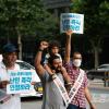 -이집트 난민들과 이들을 지지하는 한국인들이 서울 도심을 행진하며 난민 즉각 인정을 요구하고 있다.