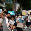 -이집트 난민들과 이들을 지지하는 한국인들이 서울 도심을 행진하며 난민 즉각 인정을 요구하고 있다.