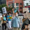 -8월 24일 하이트진로 화물 노동자 투쟁을 지지하는 노동자·청년·학생들이 강남 일대를 행진하며 하이트진로 노동자들의 정당성을 알리고 있다. 