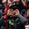 -민주노총 결의대회에 참가한 노동자들이 함성을 지르며 하이트진로 화물 노동자들을 응원하고 있다.