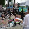 -하이트진로 본사 앞에서 화물 노동자들과 집회 참가자들이 함께 집회를 열고 있다.