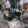 -하이트진로 화물 투쟁 지지 집회가 열리기 전 강남역에서 캠페인을 하는 <노동자 연대> 신문 독자들