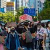 -9.24 기후정의행진 참가자들이 “기후재난, 이대로 살 수 없다”고 외치며 서울 도심을 행진하고 있다.