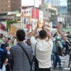 -서울 명동 일대에서 지나가던 시민들이 9.24 기후정의행진 참가자들에게 박수를 보내고 있다.