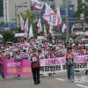 -전국의 학교 급식 노동자 5000여 명이 10월 15일 오후 서울 삼각지역 인근에서 모여 ‘전국 학교 급식 노동자대회’를 열고 학교 급식실 적정인원 충원, 환기시설 개선 등을 요구하고 있다.