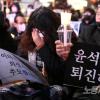 -11월 5일 서울 숭례문 인근에서 열린 ‘이태원 참사 희생자 추모 시민촛불 집회’ 에서 참가자가 눈물을 흘리고 있다.