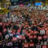 -11월 19일 서울 숭례문 일대에서 수만 명이 모여 윤석열 퇴진을 요구하고 있다.