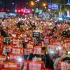 -11월 19일 서울 숭례문 일대에서 수만 명이 모여 윤석열 퇴진을 요구하고 있다.