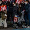 -11월 26일 오후 윤석열 퇴진 집회 참가자들이 서울 도심을 행진하고 있다.