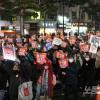 -12월 3일 윤석열 퇴진 집회 참가자들이 집회를 마치고 행진하고 있다.