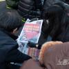 -12월 3일 오후 서울 시청역 인근에서 열린 윤석열 퇴진 집회에서 <노동자 연대> 독자들이 신문을 판매하고 있다. 