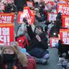 -12월 3일 오후 서울 시청역 인근에서 열린 윤석열 퇴진 집회에서 참가자들이 팻말을 들고 함성을 외치고 있다.