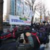 - GS칼텍스 화물 노동자들이 12월 7일 역삼역 부근 GS칼텍스 본사 앞에 모여 원청에 책임을 요구하고 있다.
