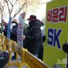 -SK에너지 화물 노동자들이 12월 7일 오전 을지로 부근 SK에너지 본사 앞에 모여 원청에 책임을 요구하고 있다.