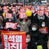 -12월 10일 오후 서울 시청역 인근에서 열린 윤석열 퇴진 집회에서 참가자들이 팻말을 들고 함성을 외치고 있다