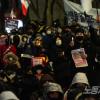 -12월 17일 오후 한파 속에서도 수만 명이 모여 윤석열 퇴진을 요구하며 촛불 집회를 열고 있다.