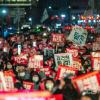 -12월 24일 오후 세종대로에서 열린 윤석열 퇴진 집회에서 참가자들이 구호를 외치고 있다.