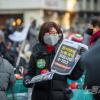 -12월 24일 오후 세종대로에서 열린 윤석열 퇴진 집회에서 〈노동자 연대〉 신문 독자들이 본지를 판매하고 있다. 