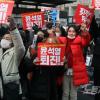-12월 31일 오후 서울 시청역 인근에서 열린 윤석열 퇴진 집회에서 참가자들이 팻말을 들고 구호을 외치고 있다