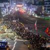 -1월 7일 윤석열 퇴진 집회 참가자들이 용산 대통령실을 향해 행진하며 구호를 외치고 있다.