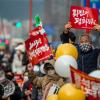 -1월 7일 오후 서울 세종대로에서 새해 첫 윤석열 퇴진 집회가 열리고 있다.