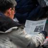 -1월 7일 오후 서울 세종대로에서 열린 윤석열 퇴진 집회에서 참가자들이 <노동자 연대> 호외를 읽고 있다.