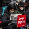 -1월 7일 오후 서울 세종대로에서 열린 윤석열 퇴진 집회에서 참가자들이 <노동자 연대> 호외를 읽고 있다.