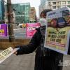 -1월 7일 오후 서울 세종대로에서 열린 윤석열 퇴진 집회에서 <노동자 연대> 독자들이 본지를 판매하고 있다.
