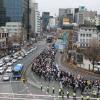 -1월 14일 오후 윤석열 퇴진 집회 참가자들이 대통령실이 있는 용산에서 행진을 시작해 집회가 열리는 시청을 향하고 있다.