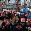 -1월 14일 오후 서울 시청역 인근에서 열린 윤석열 퇴진 집회에서 참가자들이 팻말을 들고 구호를 외치고 있다.